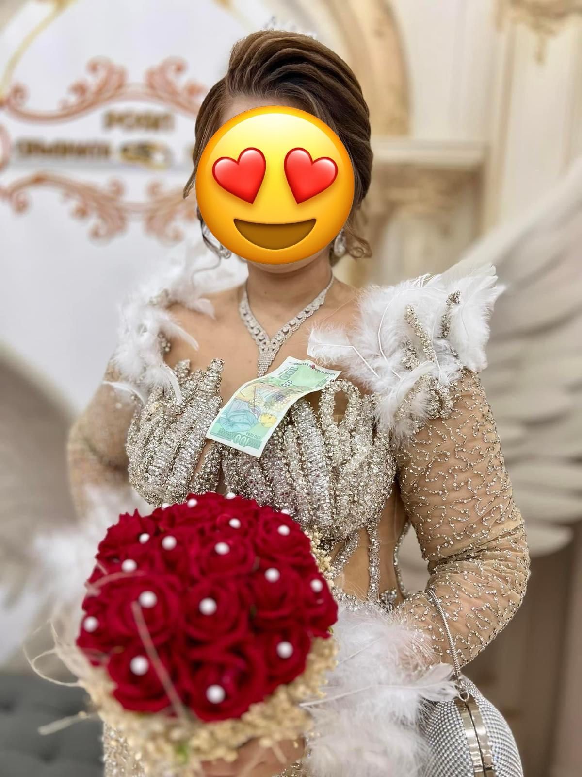 Роклята е уникална носена е веднъж в отлично състояние