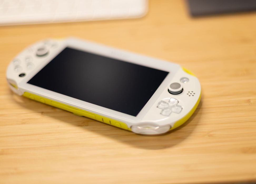 PS Vita PCH-2000 Lime Green