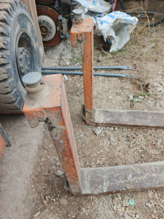 Продам виллы на вилочный погрузчик  длина 1 метр японские  в хорошем с