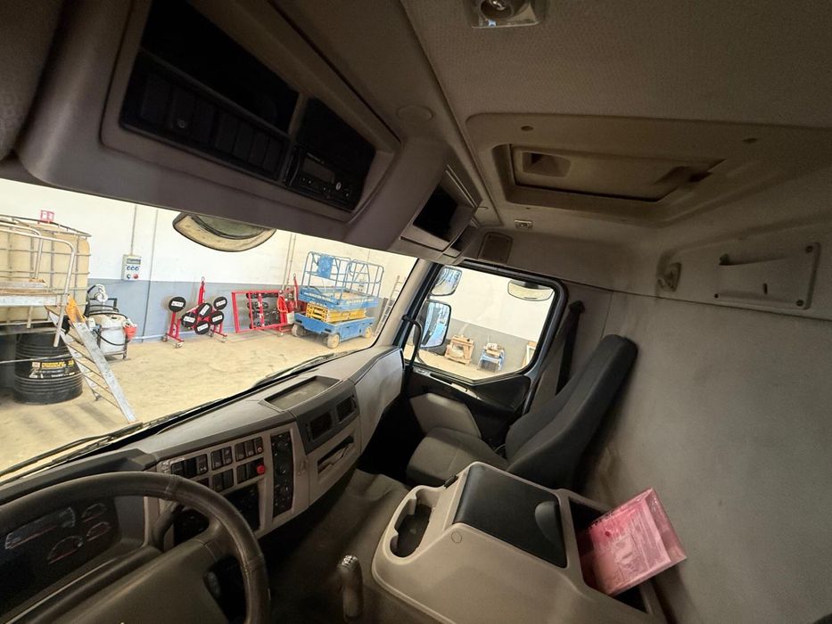 Volvo autobasculanta cu macara, cupa,rotitor si carlig