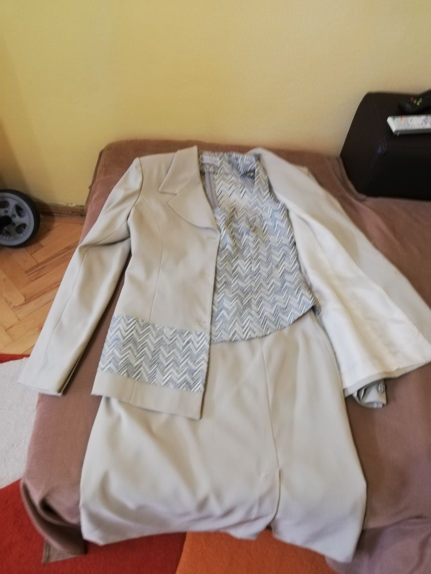 Vând costum 3 piese mărime 42