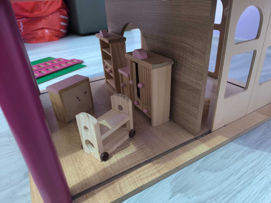 Детска дървена къща за кукли