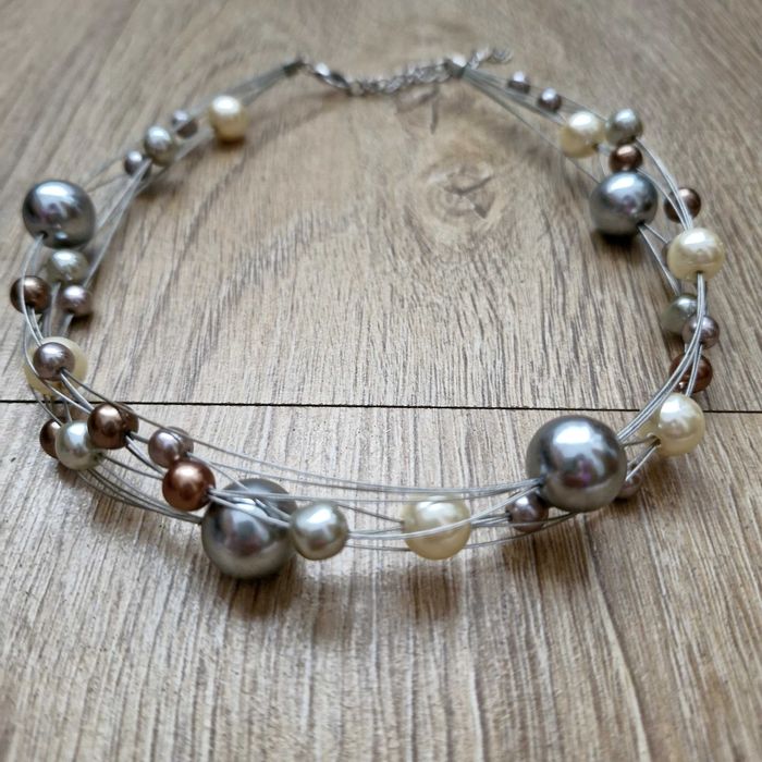 Colier multi-fir cu perle în tonuri metalizate – nepurtat