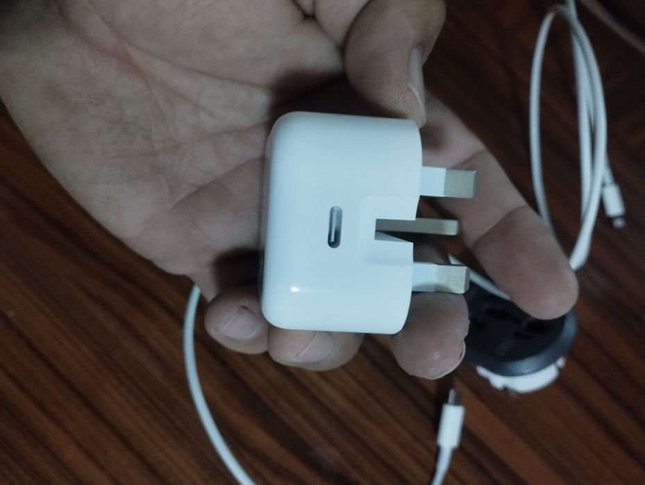 Iphone ariginal zaryatnik sotiladi