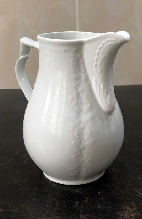 Ulcior din portelan alb model Dubarry , Kaiser Germany, anii `70.