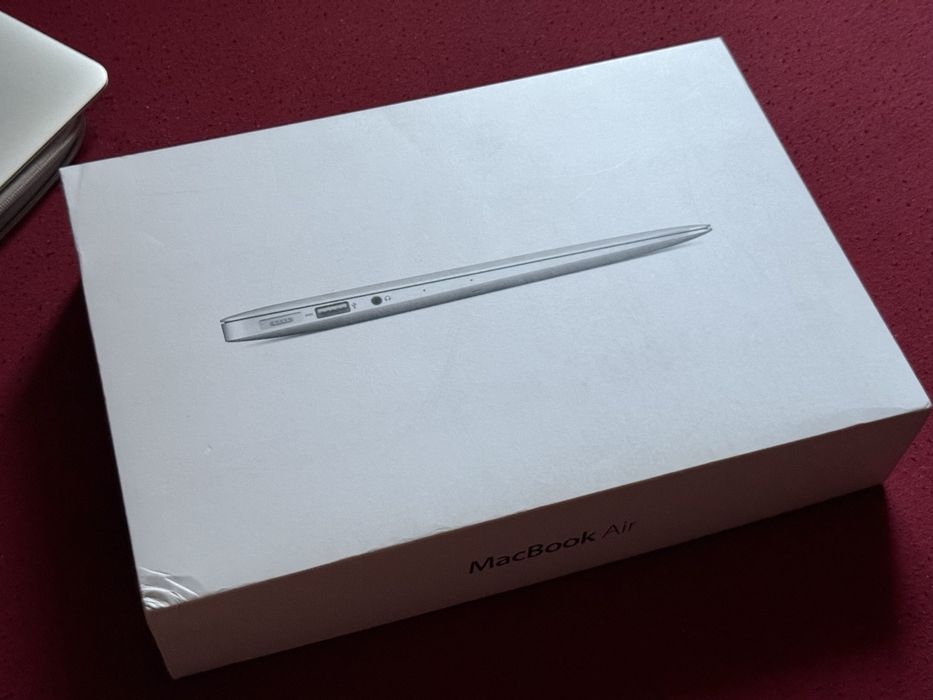 Vând Macbook Air 11-inch Early 2014 FULL BOX