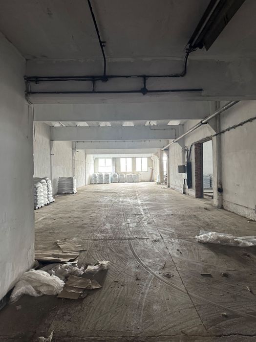 Se oferă spre vânzare hala industrială și teren strada volovatului