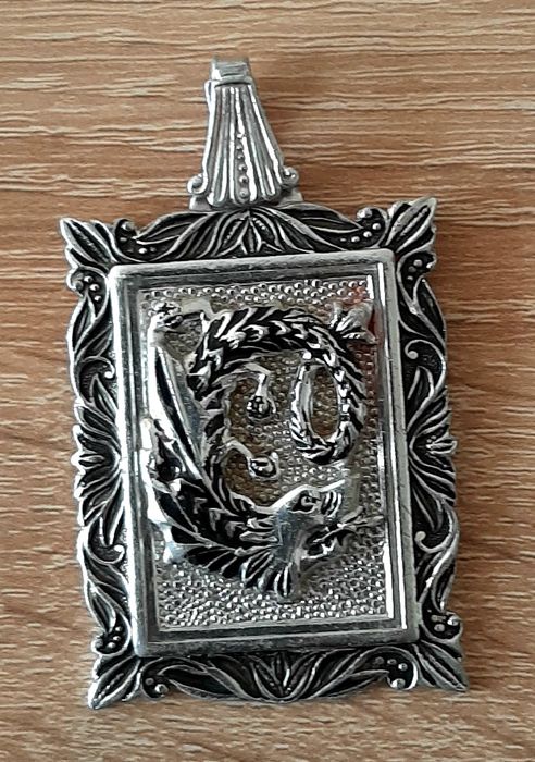 Посребрен медальонКитайския дракон и Сребърни пръстени от миналия век,