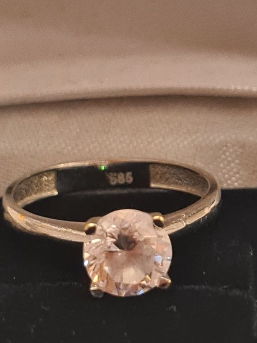 Дамски пръстен с камък, бяло злато.