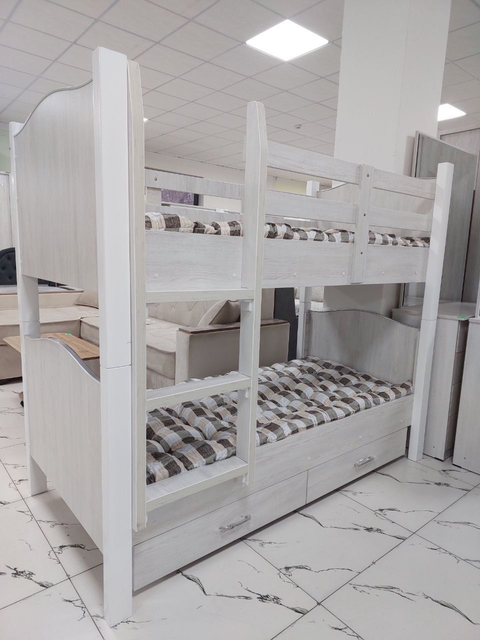 Двухъярусная кровать из высококачественных материалов