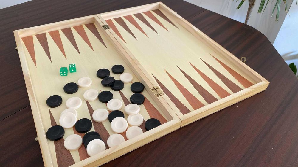 Шах и табла 50х50см с дървени фигури