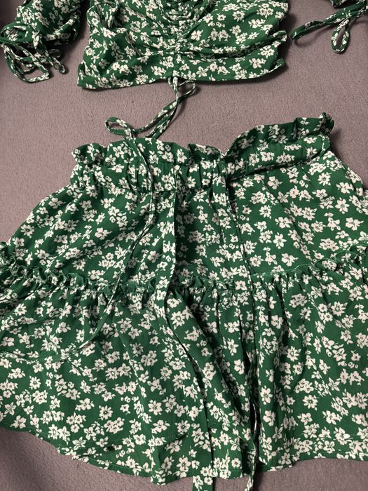 Зелен сет с флорални елементи