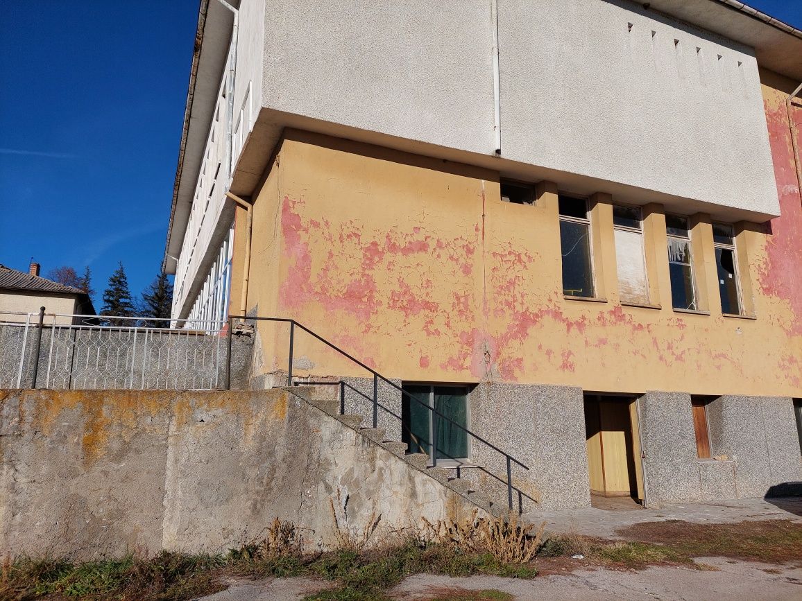 Продавам търговско помещение