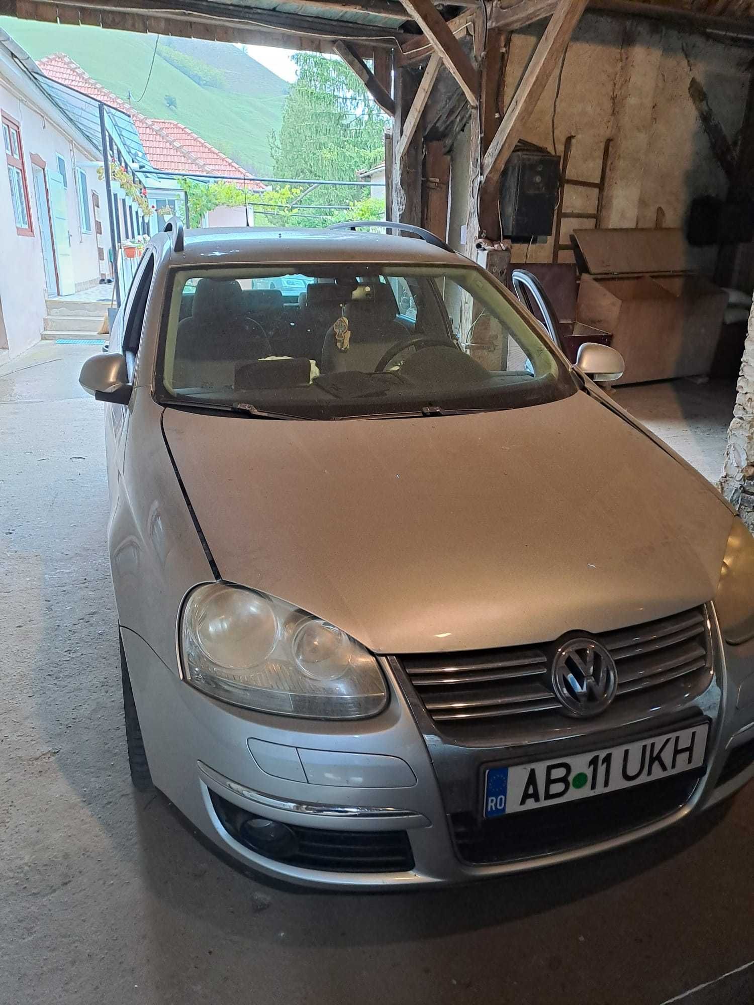 De vanzare golf V, 2TDI, an 2008, avariat fata stânga.