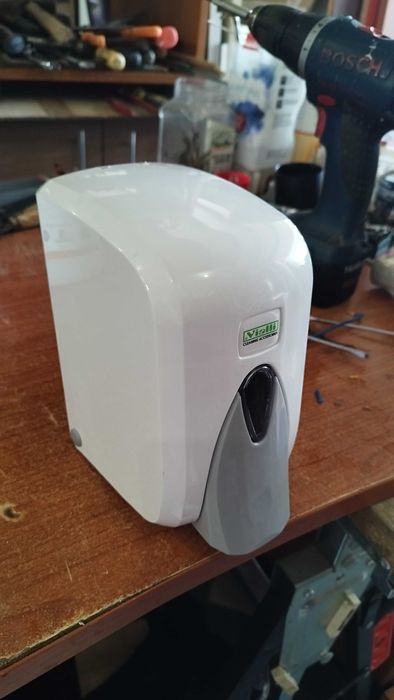 Диспенсъри за течен сапун , тоалетна хартия , кърпи за ръце и кух рола