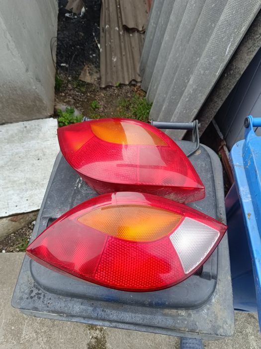 Faruri și triple Ford Ka an 2002