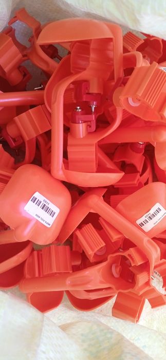 Товуқлар сув ичадиган ниппеллар бор