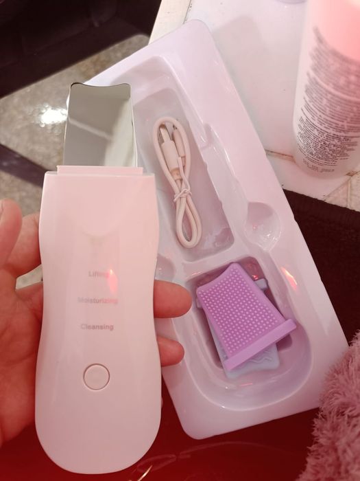 Аппарат для ультразвуковой чистки лица с коробкой ,насадками и USB.