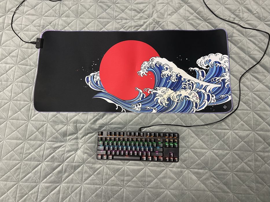 Tastatura si deskmat RGB