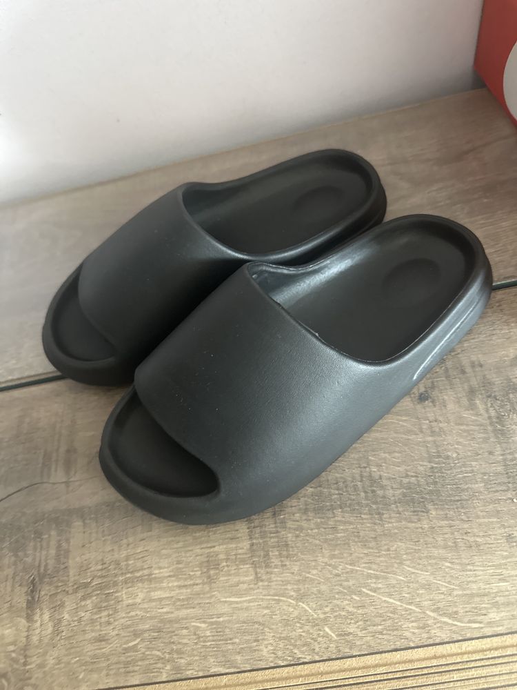 Yeezy slides -41,42,43,44