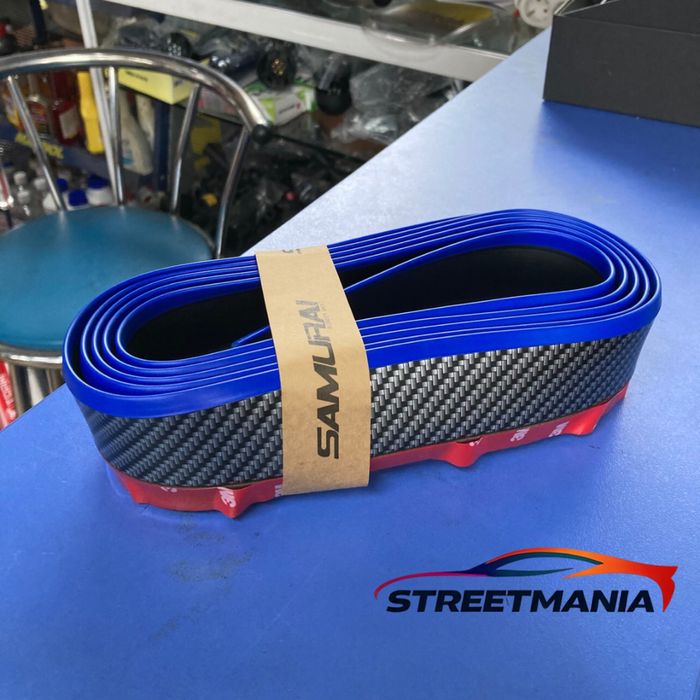 Универсален спойлер лип 2.5м – черен карбон със синя лента