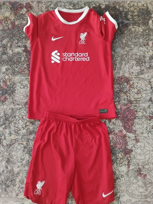 Vând echipament cu Liverpool original