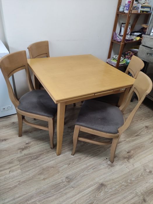 Кухненски комплект от маса 90/90 масивно дърво+4 стола тапицирани