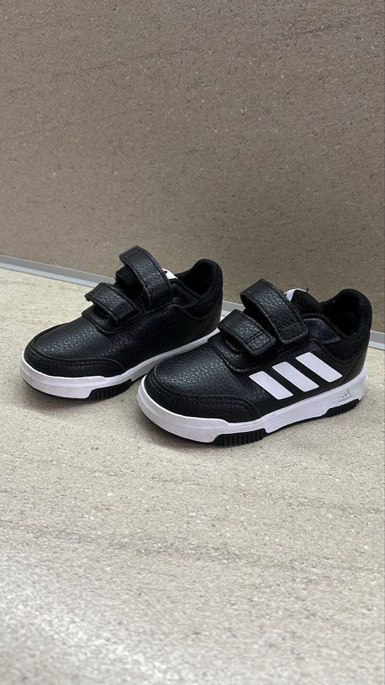 Чисто нови кецове Adidas