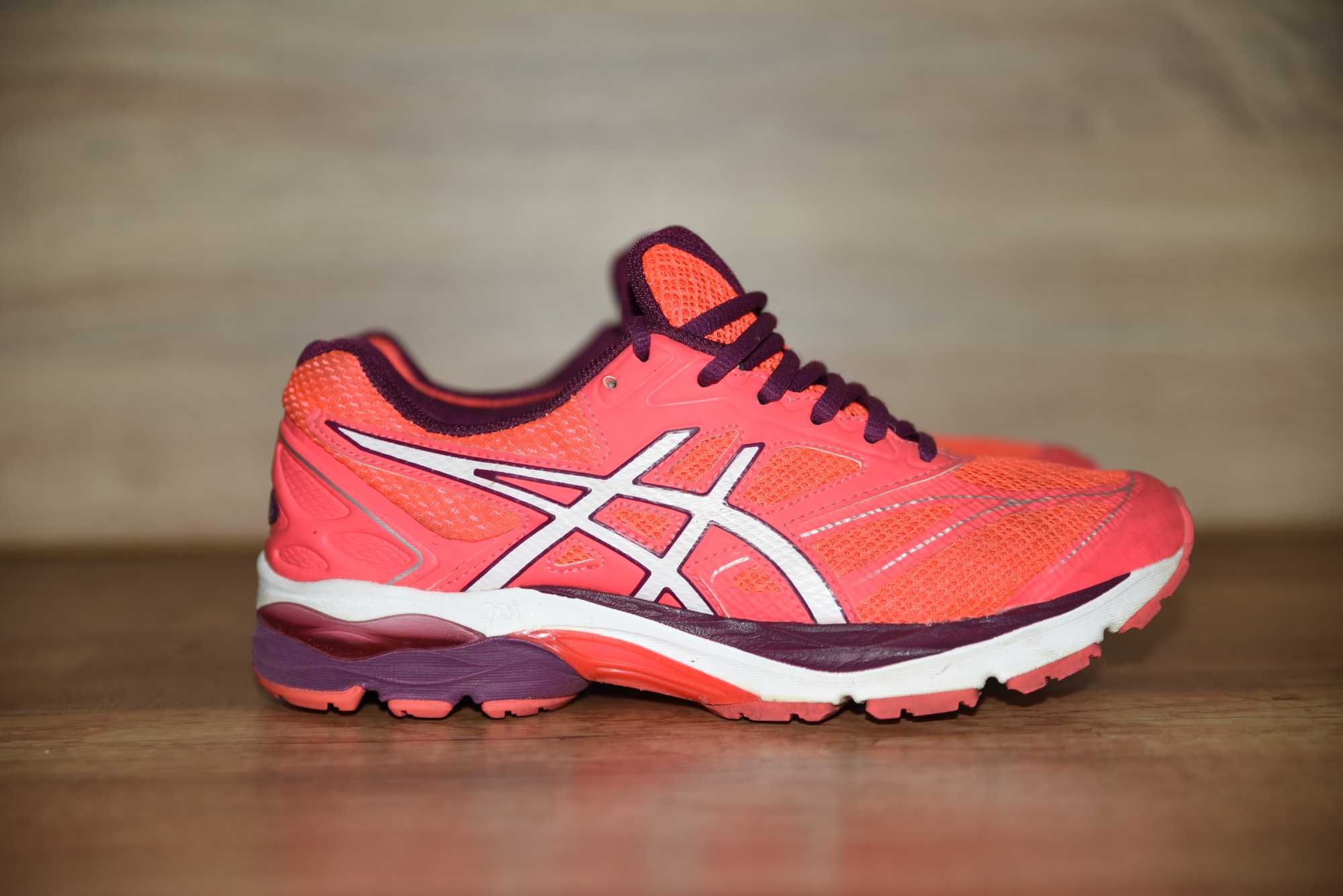 Asics Оригинални дамски маратонки 38 номер,