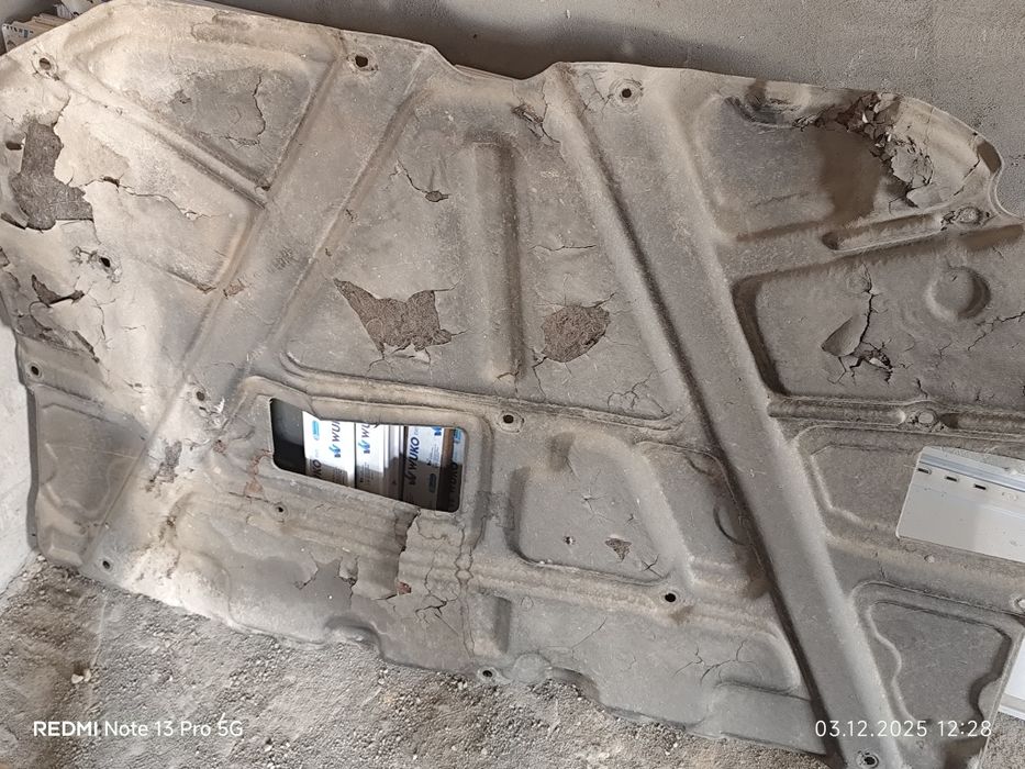 Продам.        обшивка.       капота.      и     обшивка.       багажн