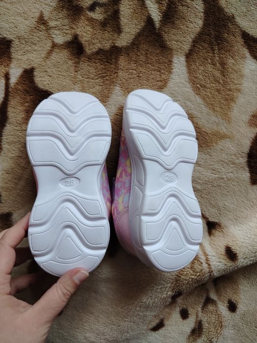 Продам детские кроссовки