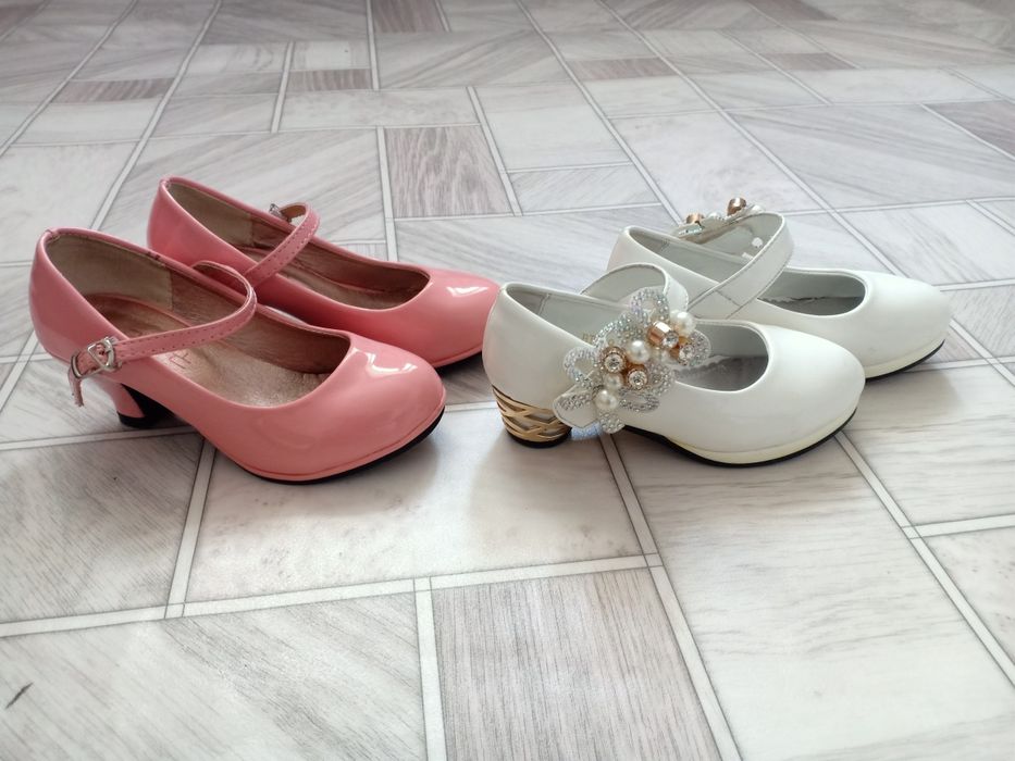 Обувь для девочек.Каждая обувь по 5000.Ботинки новые для мальчиков.