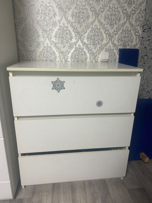 Комод с выдвижными ящиками
