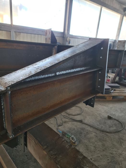 Vând structura metalica