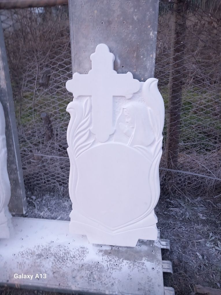 Monument funerar cruci , foto ceramica .