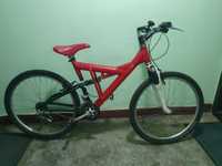 Bicicleta full suspension Specialized cu casca