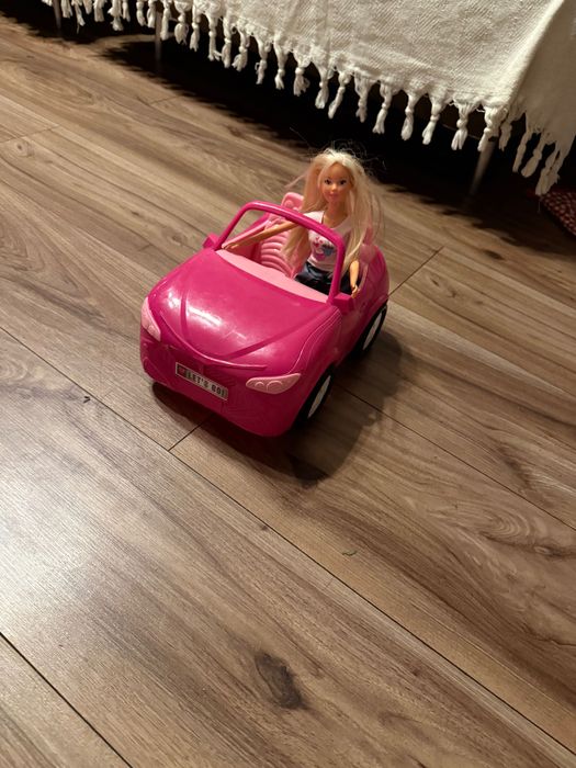 Păpușa barbie cu mașina