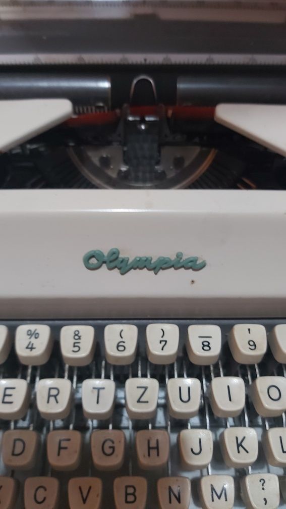 Vand mașina de scris
