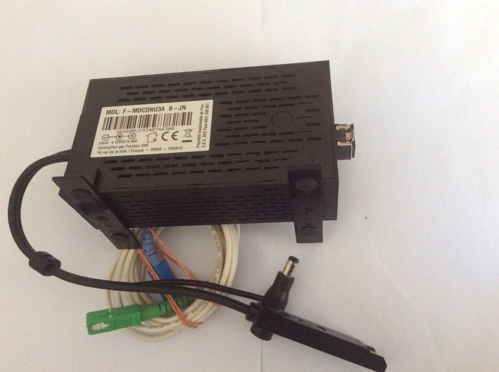 Box convertor Freebox fibra optica  model F- MDCONU3A cu cablu