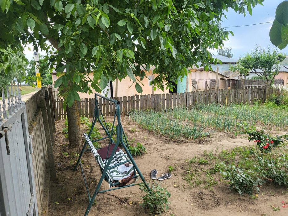 Casa batraneasca si teren 1000mp de vanzare in Pogana