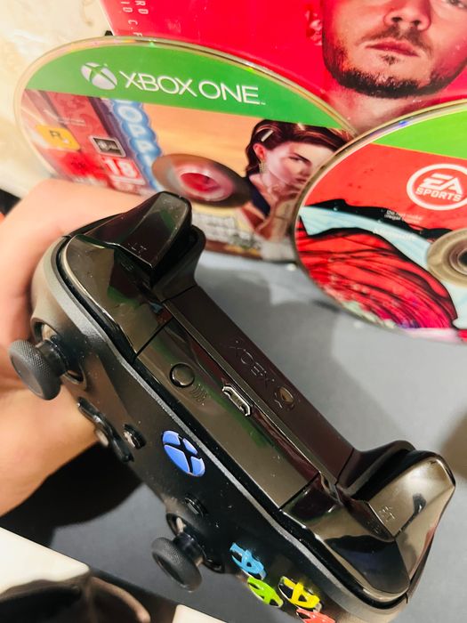 XBOX ONE X 1 TB +Controller,FIFA20,GTA V