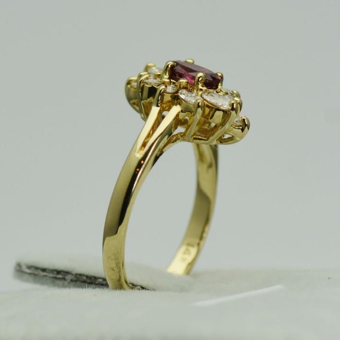 Inel din aur galben cu rubin oval si diamante (Cod 4663)