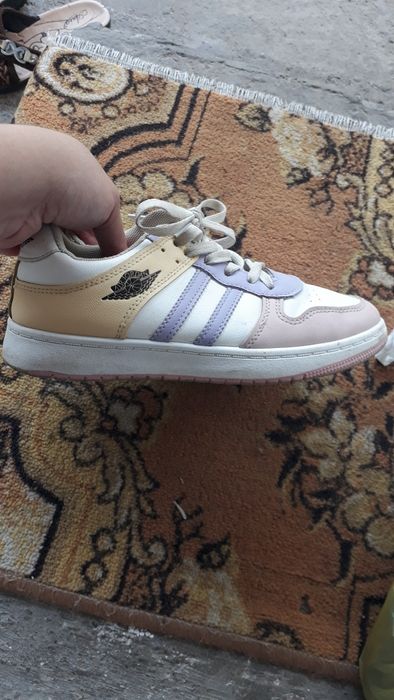 Кроссовки женские 38р обе, почти новые, наш адрес Сайрам центр