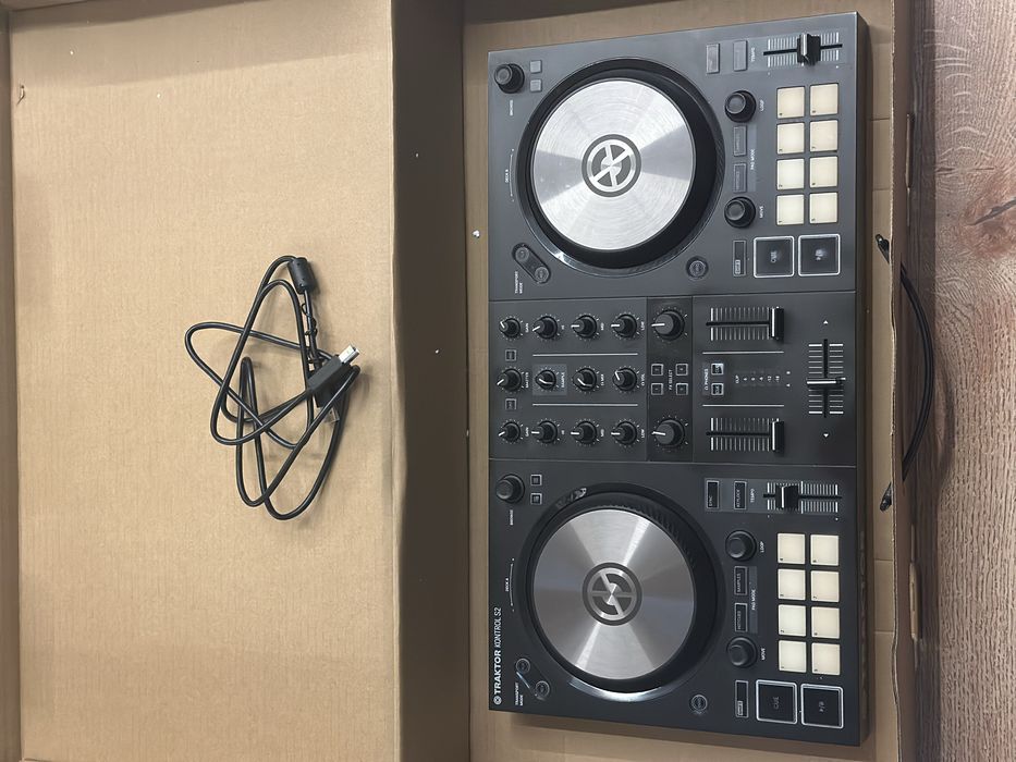 DJ контролер Traktor Kontrol S2 ( Конзола , Пулт )