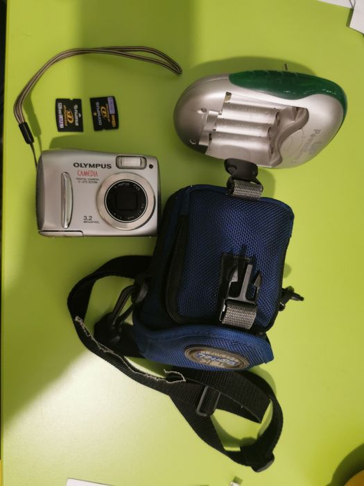 Aparat foto digital Olympus 3.2 megapixeli, puțin folosit