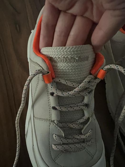 Adidas de culoare argintiu cu portocaliu