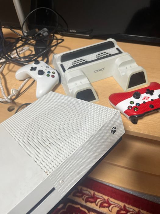 Xbox one s 1 tb два джойстика