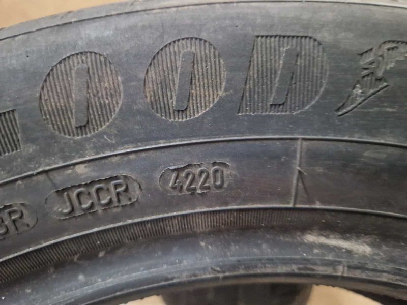2 Goodyear R17 215/55
летни гуми
DOT4220