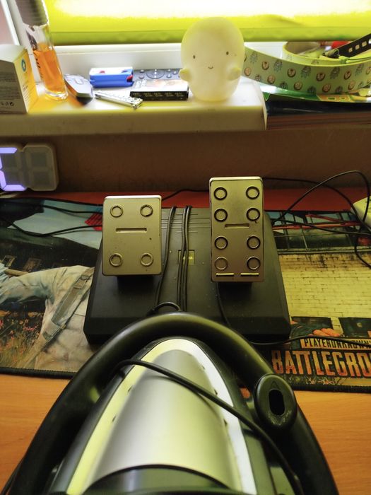 Продавам волан и педали за игри