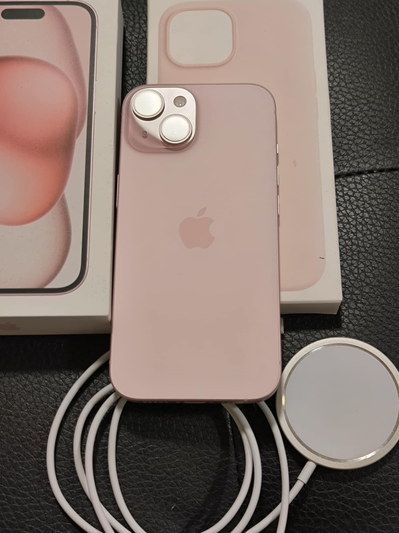 iPhone 15 Pink + Оригинален калъф + MagSafe зарядно + други аксесоари